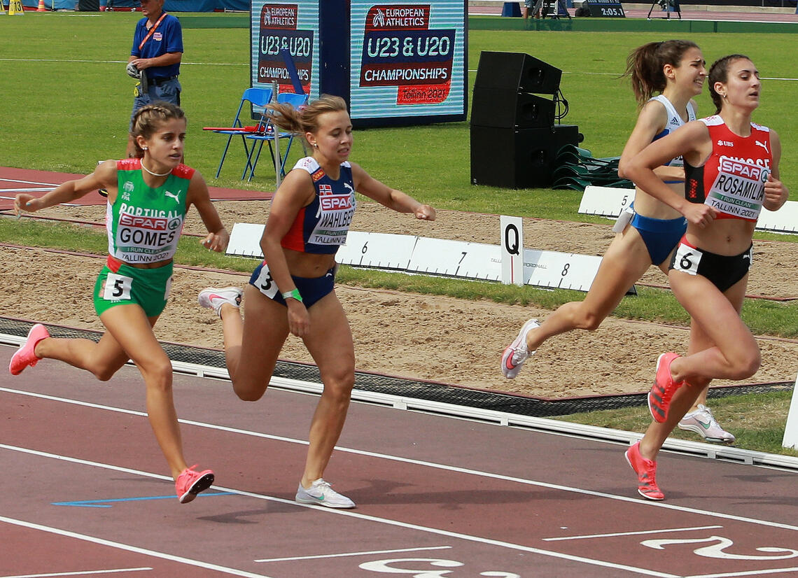Det ble spurtet for semifinaleplass i heat 1 på jentenes 800-meter, og Sigrid Bjørnsdatter Wahlberg gikk seirende ut av den kampen. (Foto: Kjell Vigestad)