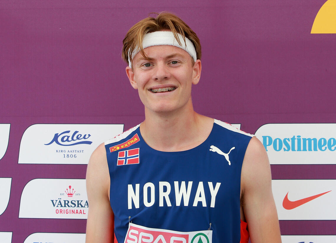 Ole Jakob Solbu tok 2. plassen i sitt heat og kvalifiserte seg dermed direkte videre til lørdagens semifinale på 800 m. (Foto: Kjell Vigestad)