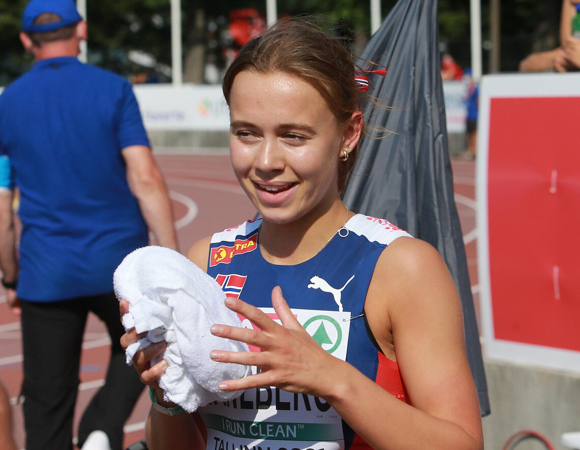 En meget glad Sigrid Bjørnsdatter Wahlberg etter å ha sikret seg finaleplass på 800 m i Tallinn lørdag ettermiddag. (Foto: Kjell Vigestad)