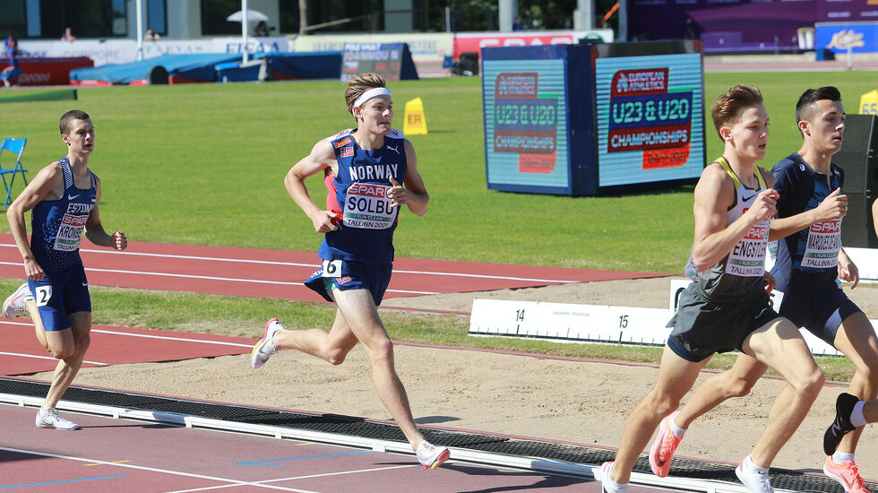 Passering 400 meter. Solbu gir en liten luke. (Foto: Kjell Vigestad)