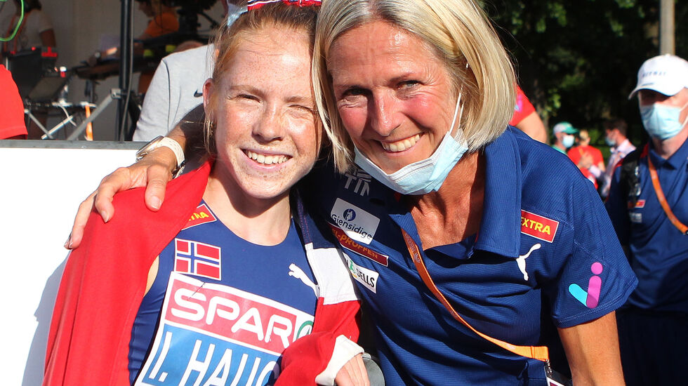 Bronsejenta Ina og mamma Gunhild etter målpassering på lørdagens finale. (Foto: Kjell Vigestad)