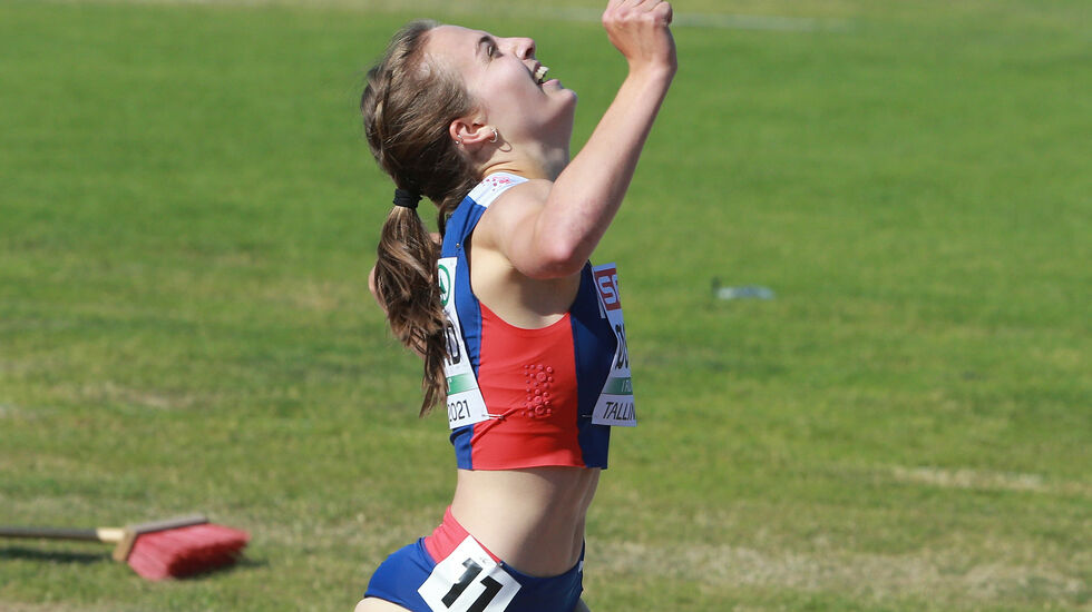 Seiersgesten: Ingeborg Østgård kan feire etter en flott innspurt og klar seier på 1500 m i Tallinn. (Foto: Kjell Vigestad)