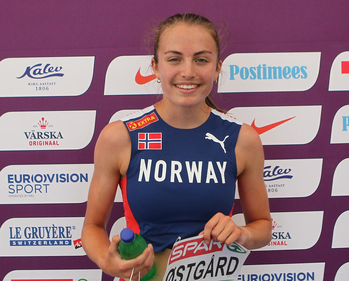 Ingeborg Østgård etter gullet i U20-EM i Tallinn i fjor sommer. (Foto: Kjell Vigestad)