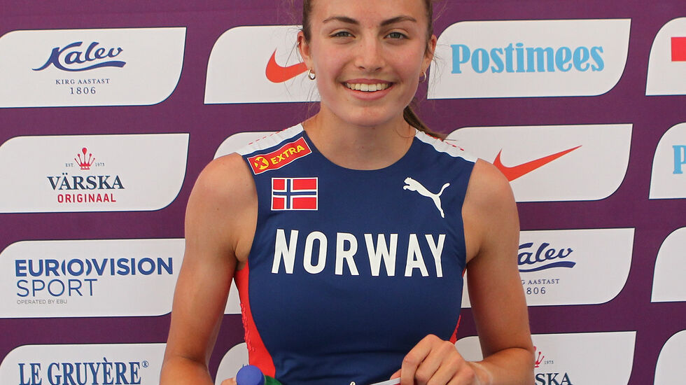 Ingeborg Østgård etter gullet i U20-EM i Tallinn i fjor sommer. (Foto: Kjell Vigestad)