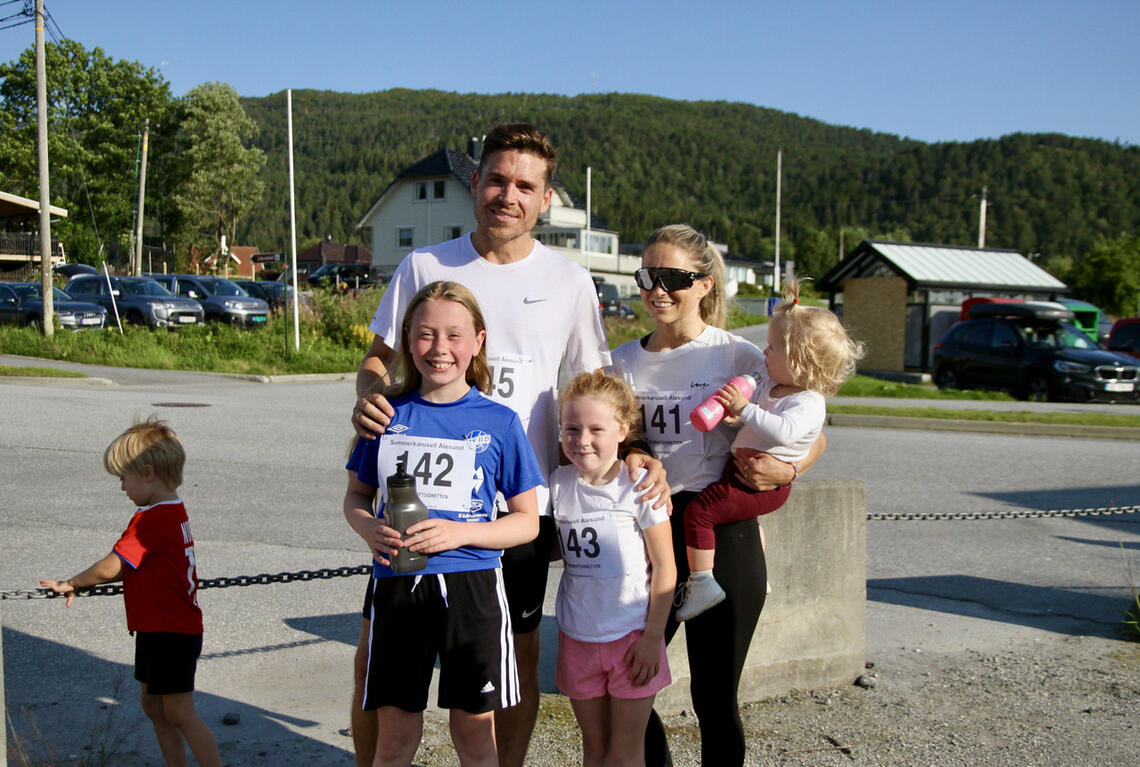 Familien Tollås fra Ålesund var på ferie i heimbyen og brukte onsdagskvelden på løp i Spjelkavika. Helle, Thea og Hanne sprang 5 km, mens far sjølv, Kristoffer Tollås sprang 10 km på tiden 32.34. Alle bildene er tatt av Helge Fuglseth