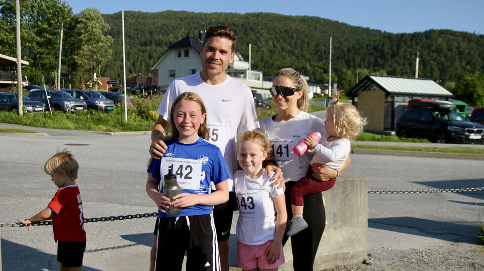 Familien Tollås fra Ålesund var på ferie i heimbyen og brukte onsdagskvelden på løp i Spjelkavika. Helle, Thea og Hanne sprang 5 km, mens far sjølv, Kristoffer Tollås sprang 10 km på tiden 32.34. Alle bildene er tatt av Helge Fuglseth