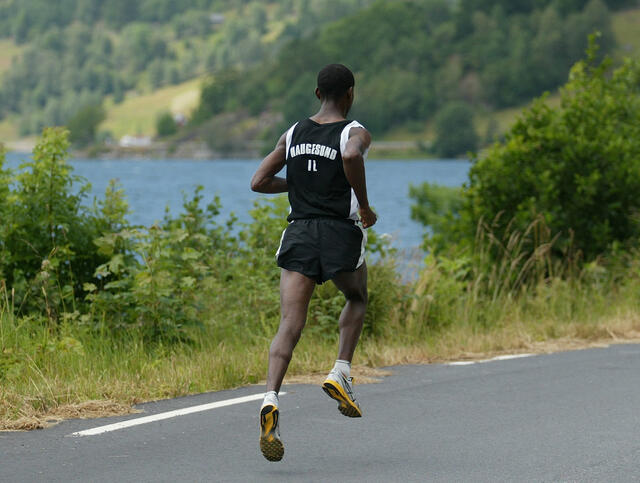 Løyperekorden: Urige Buta (bildet) vant den kontrollmålte halvmaratonen i 2009 på 1.05.32. (Foto: Kjell Vigestad)