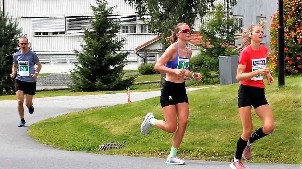 Maren Lie (til høyre) og Karen Marie Håkonsen stod for de to beste prestasjonene på kvinnesiden gjennom  Kongsvinger Maratons 30-årige historie i fjor. (Foto: Rolf Bakken)
