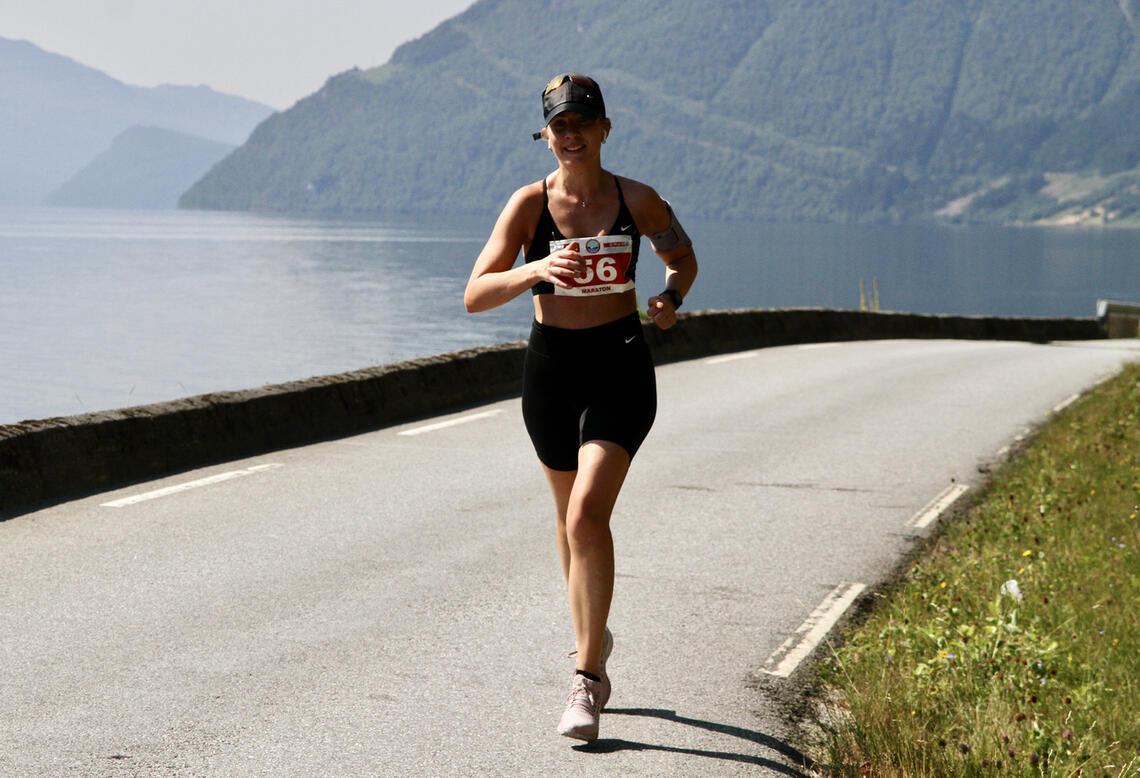 Oda Synnøve Riste fra Volda vant maraton for kvinner i varme Hornindal. Alle bildene er tatt av Marit Ryland