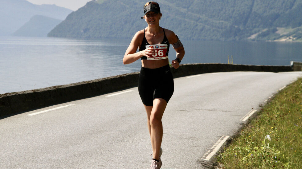 Oda Synnøve Riste fra Volda vant maraton for kvinner i varme Hornindal. Alle bildene er tatt av Marit Ryland
