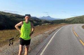 Simen Holvik på vei fra Nordkapp til Lindesnes. (Foto: simenpaalangs.no)