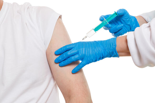 Lege setter vaksine på yngre pasient