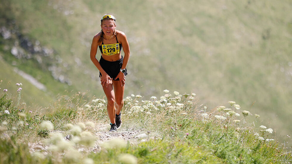 Ida Waldal vant begge distansene i Skyrace-VM. Her er hun på veg mot mål i vertikal-løpet. (Foto: Discover Abruzzo)