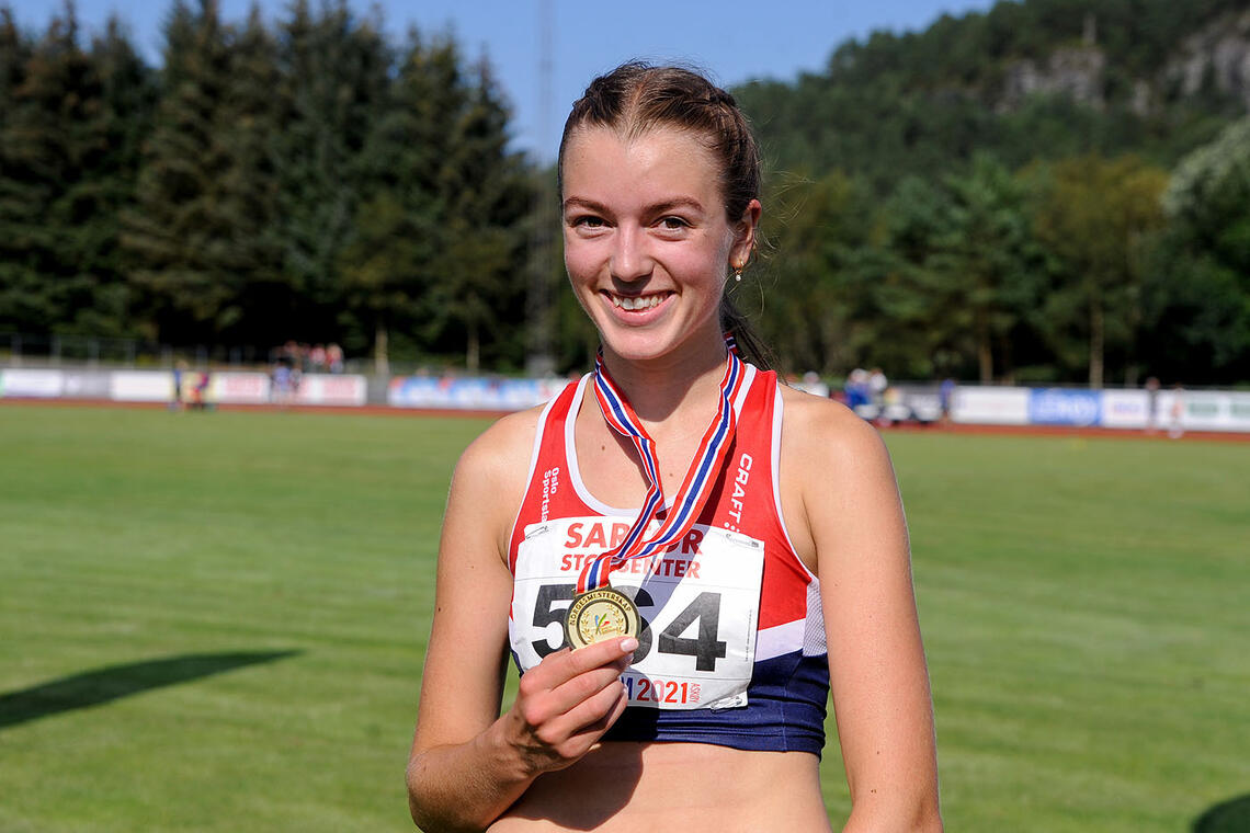 Sigrid Alvik med gullmedaljen hun tok på 3000 meter hinder. (Alle foto: Arne Dag Myking)