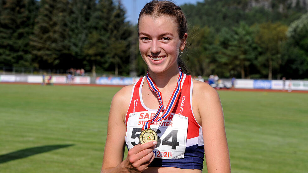 Sigrid Alvik med gullmedaljen hun tok på 3000 meter hinder. (Alle foto: Arne Dag Myking)