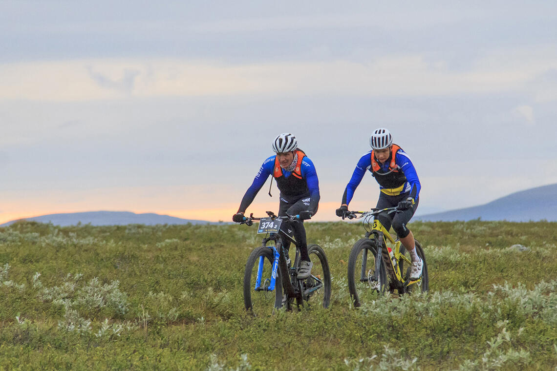 Godt tysk-norsk samarbeid gav seier til Sönke Wegner (til venstre) og Noah Pettersen i Offroad Finnmark 300 km. (Foto: Jon Vidar Bull)