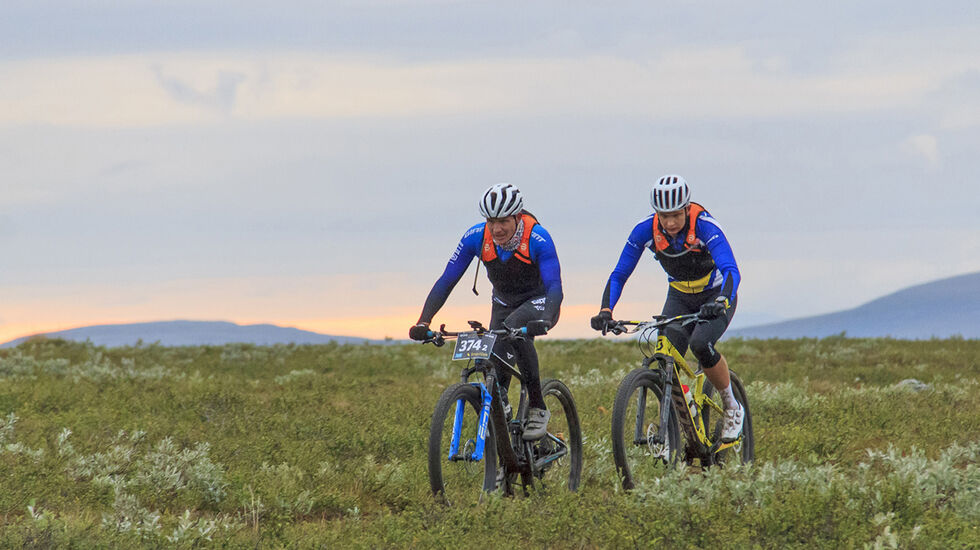 Godt tysk-norsk samarbeid gav seier til Sönke Wegner (til venstre) og Noah Pettersen i Offroad Finnmark 300 km. (Foto: Jon Vidar Bull) 