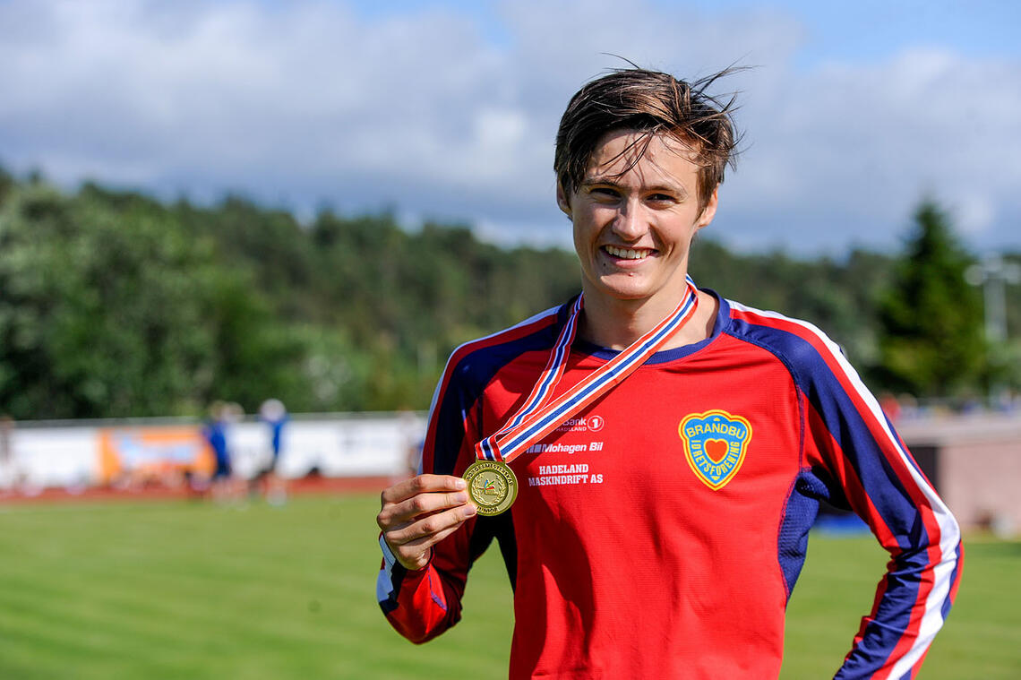 Magnus Tuv Myhre med gullmedaljen som viser han er norgesmester 1500 meter i klasse U-23. (Alle foto: Arne Dag Myking)