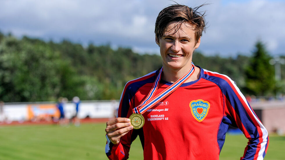 Magnus Tuv Myhre med gullmedaljen som viser han er norgesmester 1500 meter i klasse U-23. (Alle foto: Arne Dag Myking)