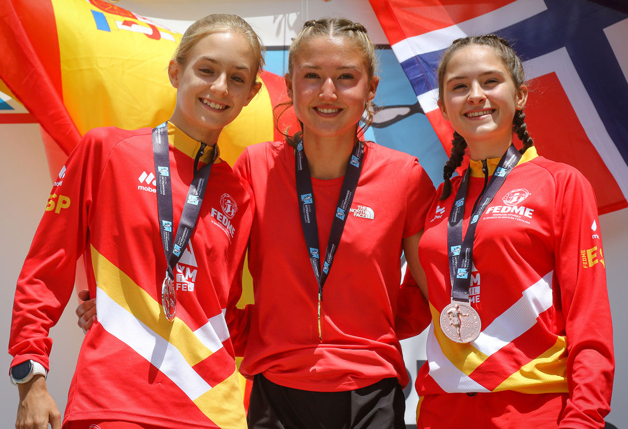 Skyrunning-Women's-YouthA-podium-foto-Discover-Abruzzo.jpg