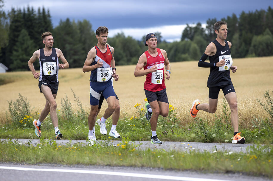 5 km: Magnus Skar 16.33.