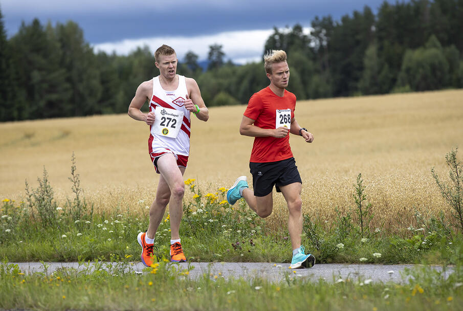 Øyvind Støvland, Løpegruppa Jessheim (268) løp på 16.26 på 5 km, mens Harald Solhaug Næss, SK Vidar (272) løp 10 km på 33.26.