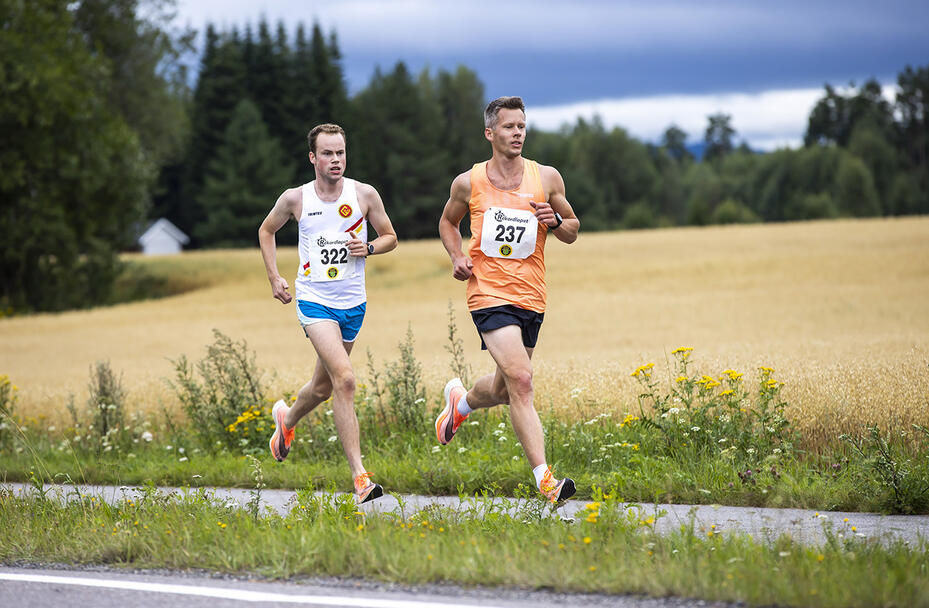 Nummer 2 på 5 km ble Anders Nøstdahl Gløersen, Rustad IL på 15.04. Her sammen med Eldar Thomassen Fagerbakke, IL Gular (322) som fikk 19.54.