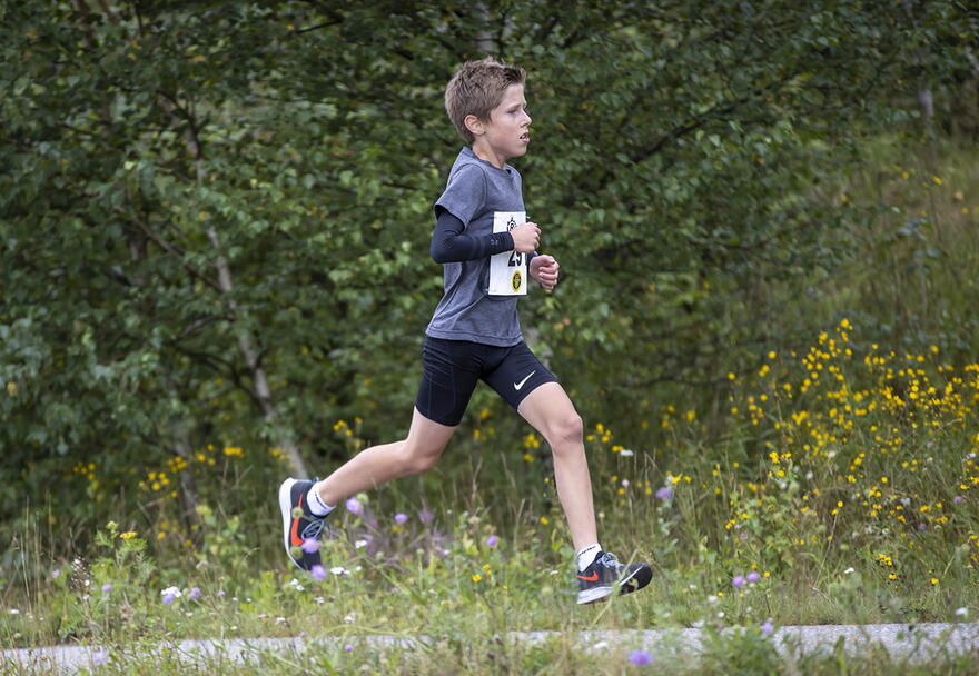 10 km: 13 år gamle Fredrik Skretteberg fra IF Sturla løp 10 km 38.01.