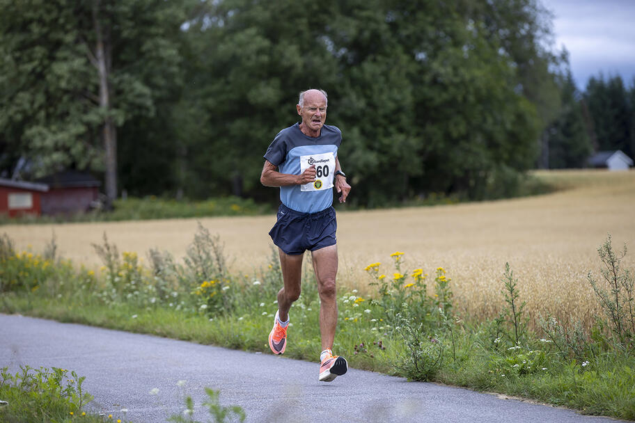 Snart 81 år gamle Christian Børs Lind fra Røa IL satt aldersrekord i 80-årsklassen på 10 km med imponerende 48.52. Det er forbedring av den gamle rekorden med over 3 minutter. (Foto: Bjørn Hytjanstorp)