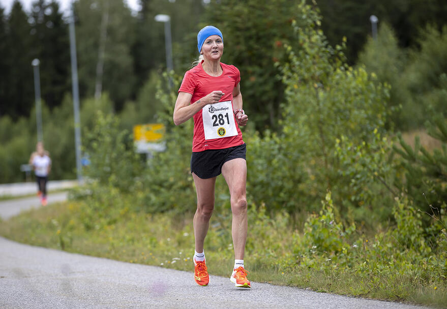 10 km: Louise Skak, Idrett Uten Alkohol og Romerike Ultraløperklubb løp på 41.48.