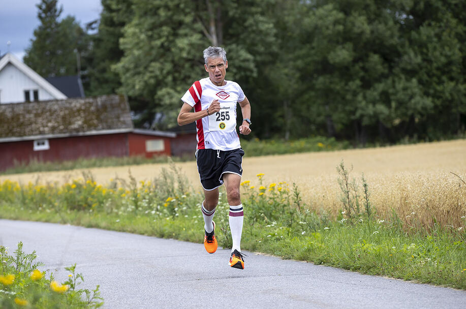 10 km: Tim Bennett, SK Vidar og Team Kondis løp på 42.33.