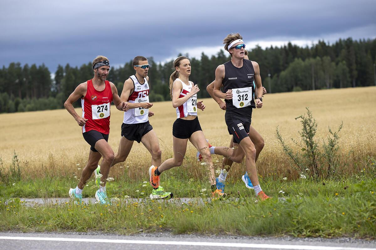 Live Solheimdal, SK Vidar vant kvinneklassen på 5 km med 16.52. Erik Kjønnø Støa, IL ROS (startnummer 16) løp på 16.59. (Foto: Bjørn Hytjanstorp)