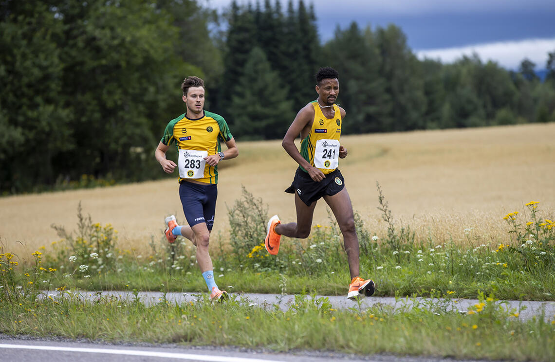 Senay Amlesom Fissehatsion, Ull/Kisa vant herreklassen på 5 km med 14.48. Her fulgt av klubbkamerat Jørgen Gundersen som ble nummer 4 etter å ha løpt på 15.23. (Alle foto: Bjørn Hytjanstorp)