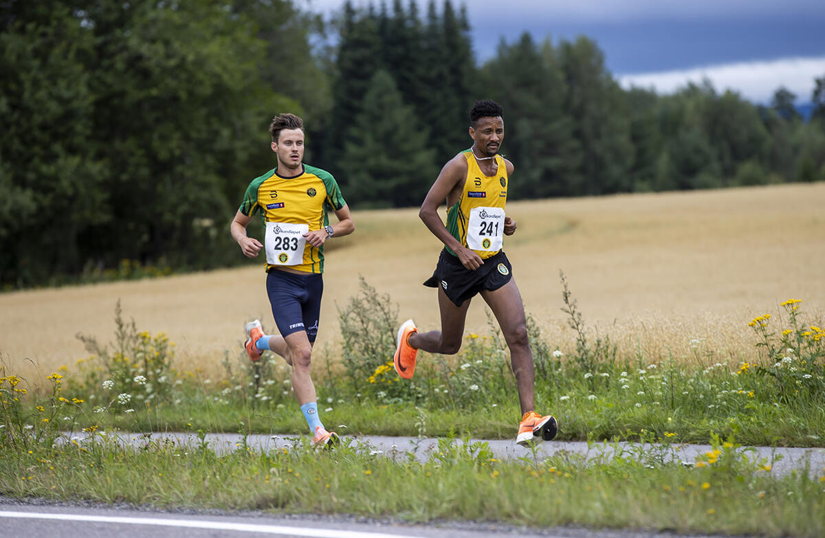 Senay Amlesom Fissehatsion, Ull/Kisa vant herreklassen på 5 km med 14.48. Her fulgt av klubbkamerat Jørgen Gundersen som ble nummer 4 etter å ha løpt på 15.23. (Alle foto: Bjørn Hytjanstorp)
