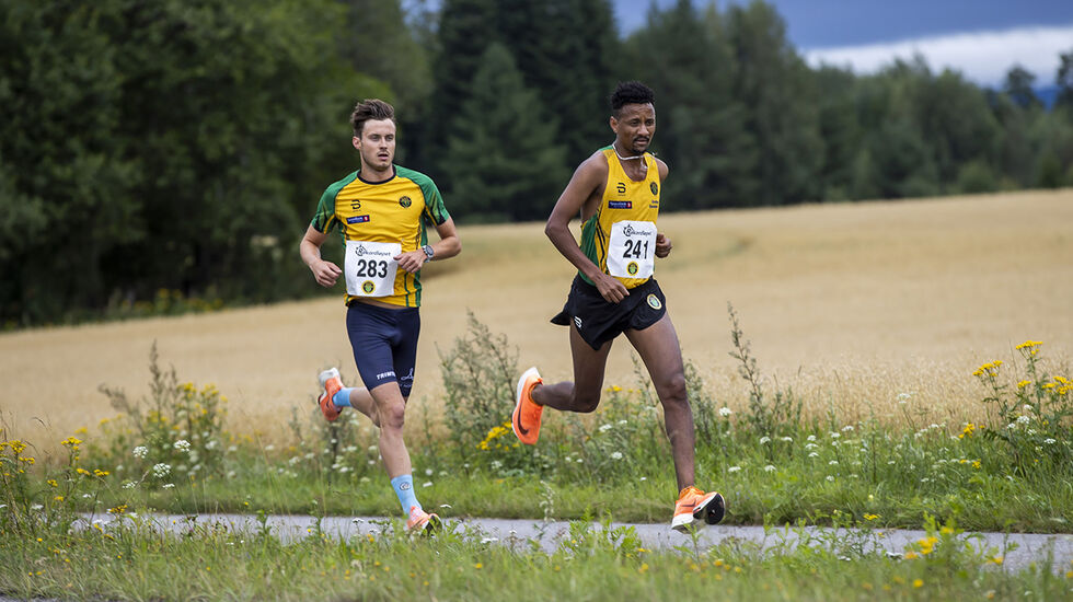 Senay Amlesom Fissehatsion, Ull/Kisa vant herreklassen på 5 km med 14.48. Her fulgt av klubbkamerat Jørgen Gundersen som ble nummer 4 etter å ha løpt på 15.23. (Alle foto: Bjørn Hytjanstorp)