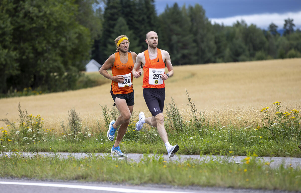 5 km: 5. plass: Tom-Erik Lukkedal, Holeværingen Friidrett 15.38. 9. plass:  Thomas Asgautsen, Spirit friidrett 16.18.