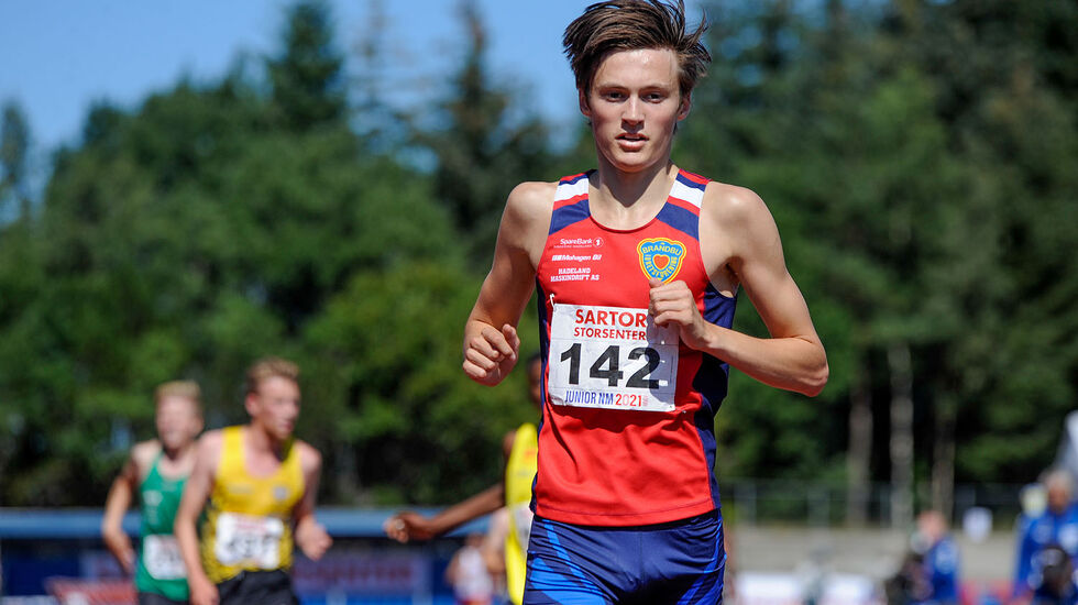 Magnus Tuv Myhre passerer målstreken som vinner av 5000 meter, tilsynelatende uberørt. Bak ham kjempes det intenst om de neste pallplassene. (Alle foto: Arne Dag Myking)