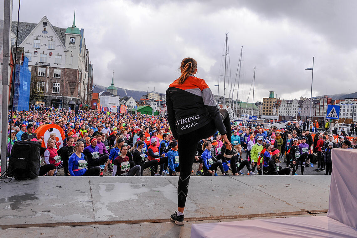 Fra oppvarmingen før Bergen City Marathon i 2018. (Foto: Arne Dag Myking)