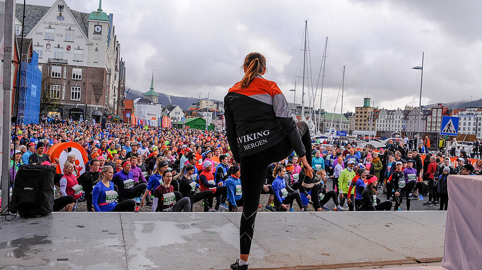 Fra oppvarmingen før Bergen City Marathon i 2018. (Foto: Arne Dag Myking)