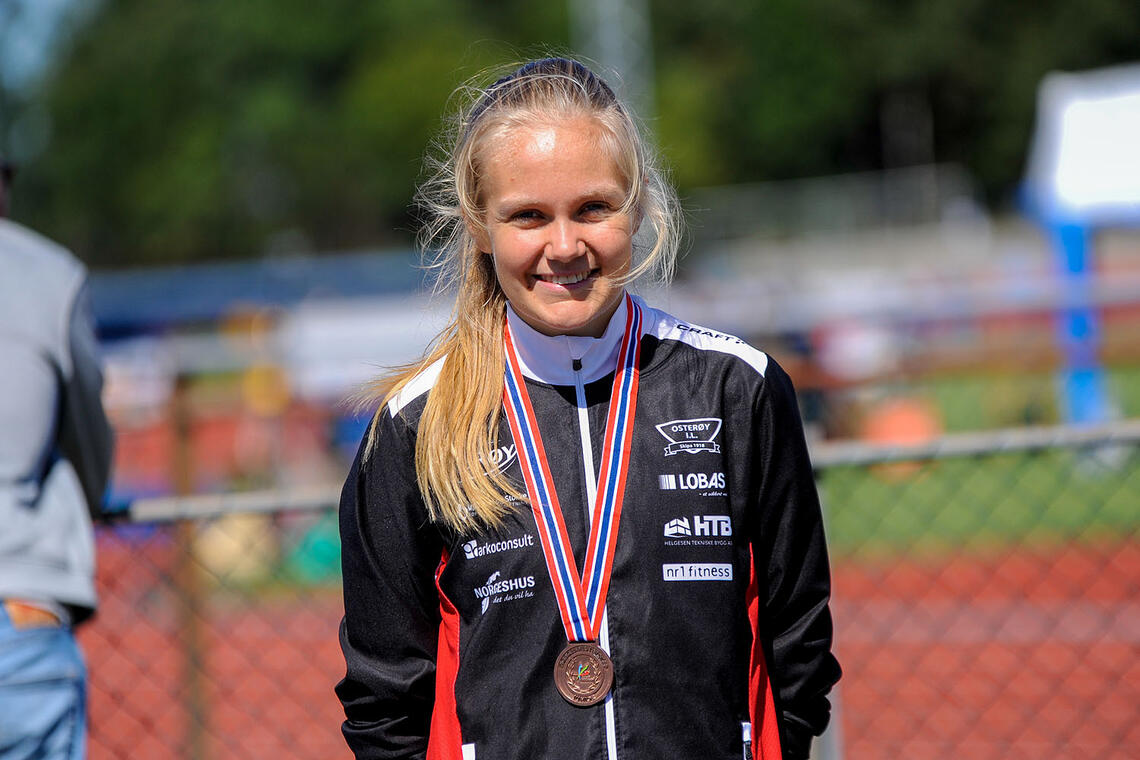 Nora Bergan med bronsemedaljen fra 3000 meter i junior-NM. (Alle bilder: Arne Dag Myking).