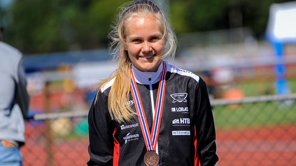 Nora Bergan med bronsemedaljen fra 3000 meter i junior-NM. (Alle bilder: Arne Dag Myking).