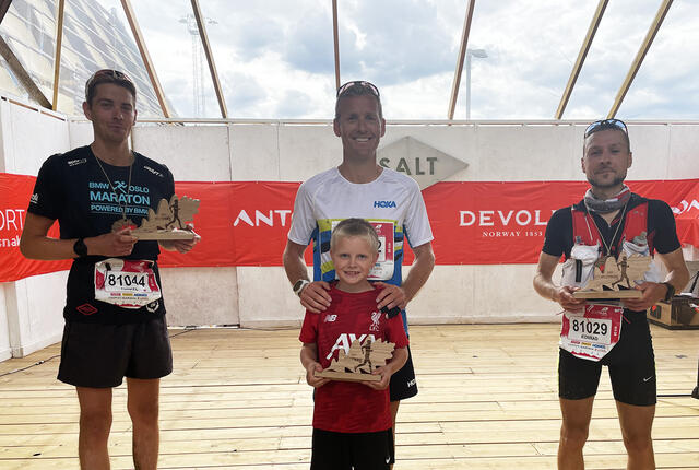 Didrik Hermansen (midten) vant 80 km i Ecotrail Oslo foran Torkel Østlyngen Dalan (venstre) og Konrad Naborczyk (høyre). (Alle foto: Ecotrail Oslo)