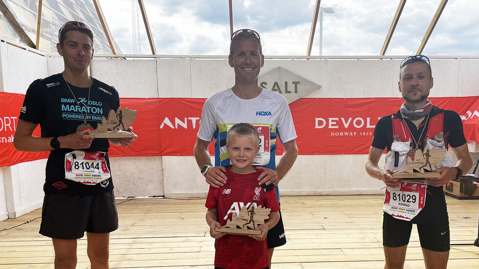 Didrik Hermansen (midten) vant 80 km i Ecotrail Oslo foran Torkel Østlyngen Dalan (venstre) og Konrad Naborczyk (høyre). (Alle foto: Ecotrail Oslo)