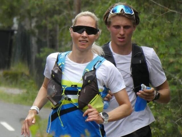Mari Mauland passerer Ingierstrand ca 60 kilometer ut i løpet sammen med ultraløpsdebutant David Janciulis. (Foto: Lasse Knutsen)