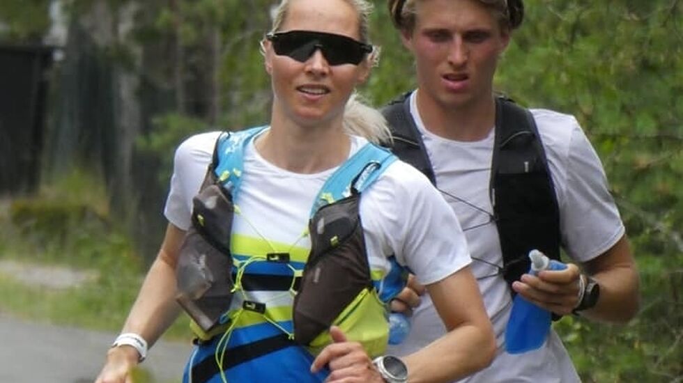 Mari Mauland passerer Ingierstrand ca 60 kilometer ut i løpet sammen med ultraløpsdebutant David Janciulis. (Foto: Lasse Knutsen)
