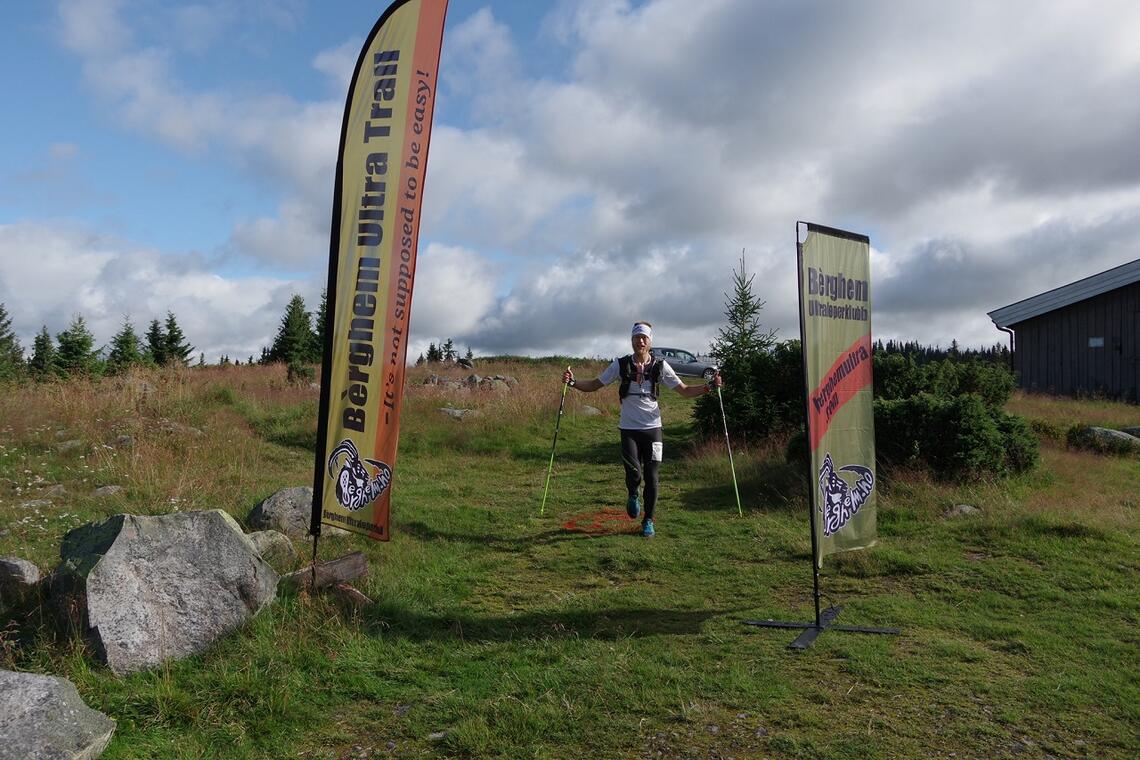 Yngve Øyeflaten fra Voss i mål ved Åkersætra som vinner etter 130 km. (Foto fra løpets facebookside)