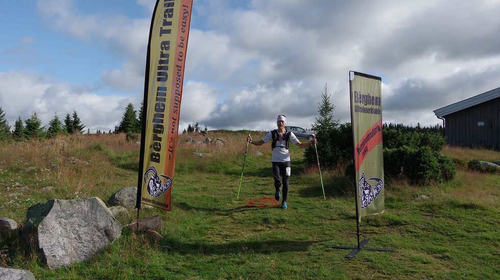 Yngve Øyeflaten fra Voss i mål ved Åkersætra som vinner etter 130 km. (Foto fra løpets facebookside)
