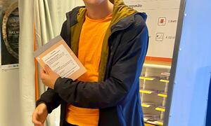 Lucas Toldnæs (19) , førstegangsvelger og etter invitasjon fra ordfører, førstemann ut til å stemme den 10.08.21