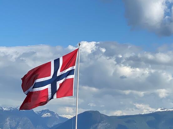 Norsk flagg som vaiar i vinden.
