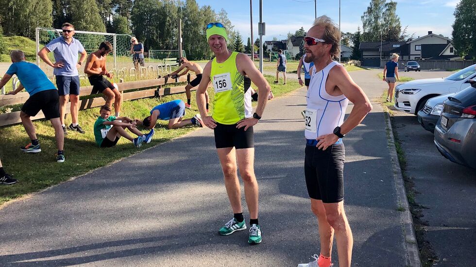 Henning Mortensen (ti v.) og Kjell Vegard Opheim etter kveldens duell.